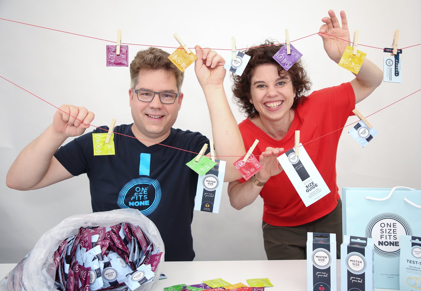 Ян и Ева Краузе, управляющие директора компании Vinergy GmbH, с презервативами Mister Size